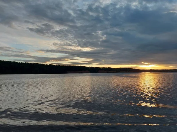 Güneş adanın yakınındaki su yüzeyine yansıyor.