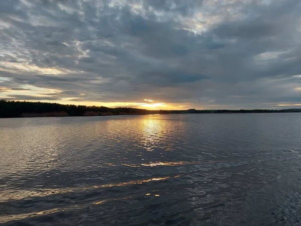 Güneş su yüzeyine yansıyor.