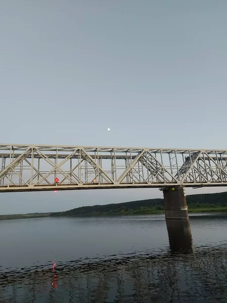 Ein Abend Nahe Der Brücke — Stockfoto
