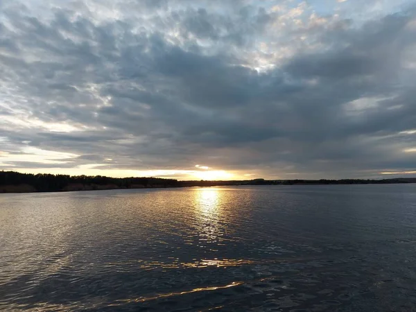 Güneş su yüzeyine yansıyor.