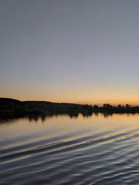 河里色彩艳丽的落日 — 图库照片