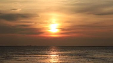 Güzel Gündoğumu gökyüzü Akan su manzarasıyla yakınlaş