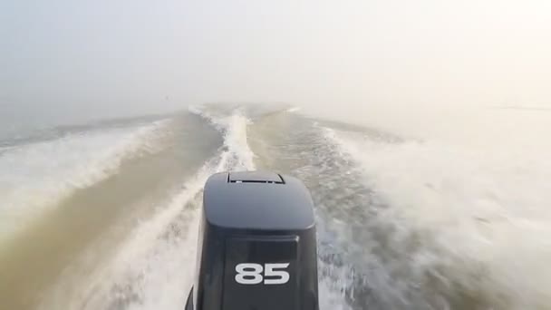 Das Wasser Wogt Aus Einem Hochgeschwindigkeitsboot Und Winter Neblig — Stockvideo