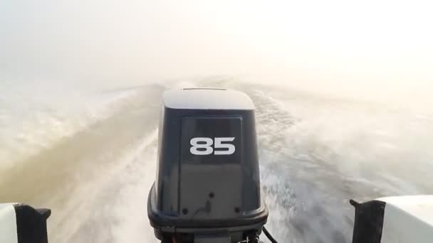 Волны Воды Быстроходной Лодки Зимний Туман — стоковое видео