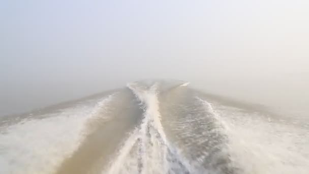 Vodní Vlny Vysokorychlostního Člunu Zimní Mlhavé Pozadí — Stock video