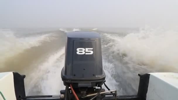 Vattnet Vågor Från Höghastighetsbåt Och Vinter Dimmig Bakgrund — Stockvideo