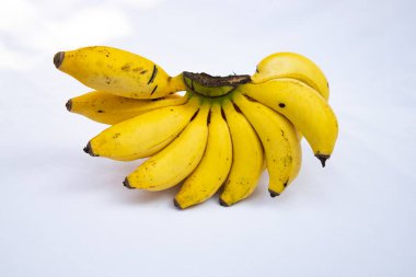 Beyaz arkaplanda izole edilmiş muz sürüsü,