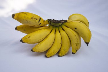 Beyaz arkaplanda izole edilmiş muz sürüsü,