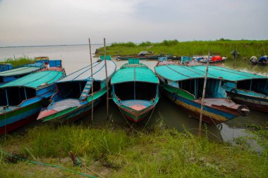 Bangladeş 'teki Padma nehrinin kıyısındaki bazı nakliye teknelerinin güzel manzarası