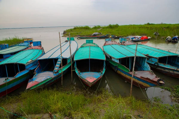 Bangladeş 'teki Padma nehrinin kıyısındaki bazı nakliye teknelerinin güzel manzarası