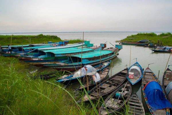 Bangladeş 'teki Padma nehrinin yeşil kıyısındaki birkaç ahşap balıkçı teknesinin güzel manzarası