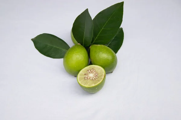 Fresh Green Lemon Slice Pieces Leaf Testy Lemon Fruits Refreshing — Stock Photo, Image