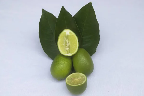 Fresh Green Lemon Slice Pieces Leaf Testy Lemon Fruits Refreshing — Stock Photo, Image
