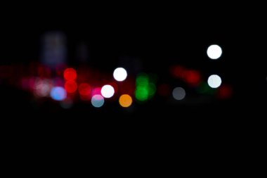 Soyut Bokeh ışık efektleri. Renkli ışık efektleriyle siyah arkaplan. Görüntü efektli arka plan. Soyut arkaplan dokusu  