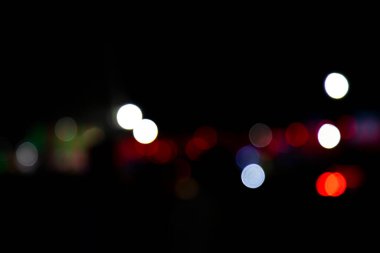 Soyut Bokeh ışık efektleri. Renkli ışık efektleriyle siyah arkaplan. Görüntü efektli arka plan. Soyut arkaplan dokusu  