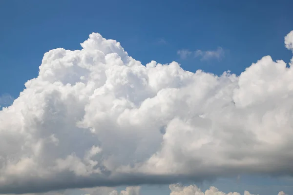 Langit Biru Indah Dengan Latar Belakang Alam Awan Putih — Stok Foto