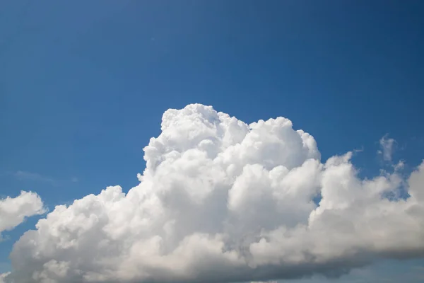 Langit Biru Indah Dengan Latar Belakang Alam Awan Putih — Stok Foto