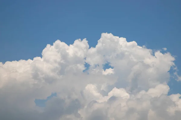 Langit Biru Indah Dengan Latar Belakang Alam Awan Putih — Stok Foto