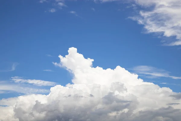 Langit Biru Indah Dengan Latar Belakang Alam Awan Putih — Stok Foto