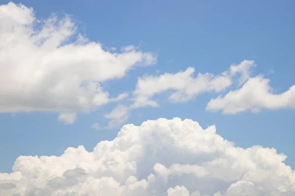 Langit Biru Indah Dengan Latar Belakang Alam Awan Putih — Stok Foto