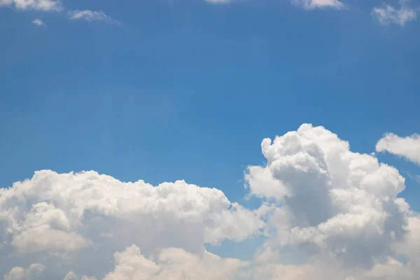 Langit Biru Indah Dengan Latar Belakang Alam Awan Putih — Stok Foto