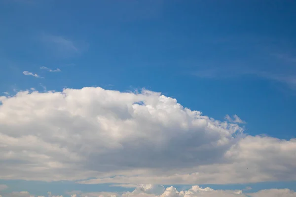 Langit Biru Indah Dengan Latar Belakang Alam Awan Putih — Stok Foto