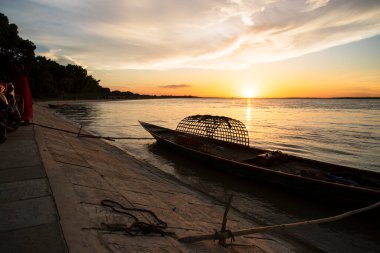 Günbatımında Gökyüzüne Karşı Deniz 'de tahta bir tekne
