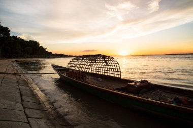 Günbatımında Gökyüzüne Karşı Deniz 'de tahta bir tekne
