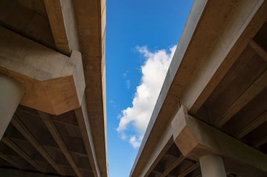 Bhanga 'nın gökyüzüne bakan manzarası Dhaka, Bangladeş' teki karayolu köprüsü.