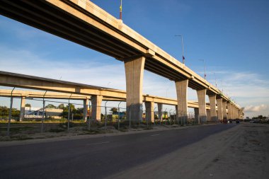 Munshigonj-Dhaka, Bangladeş 'teki Padma çok amaçlı köprüsünün gökyüzüne bakan görüntüsü