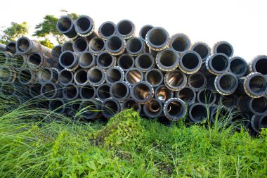 River Sressing 'de kullanılan siyah plastik kauçuk boruların arka planı. Tüplerin içinden ışık