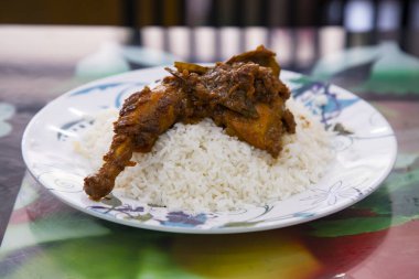 Pilavlı tavuk rostosu mu yoksa Palau usulü tavuk mu?