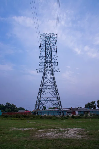 Bulutlu Mavi Gökyüzünün Altında Yüksek Voltajlı Elektrik Pilonu — Stok fotoğraf