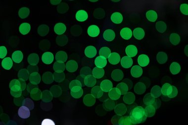 Yeşil Defocus soyut bokeh ışık efektleri gece siyah arkaplan dokusu üzerinde