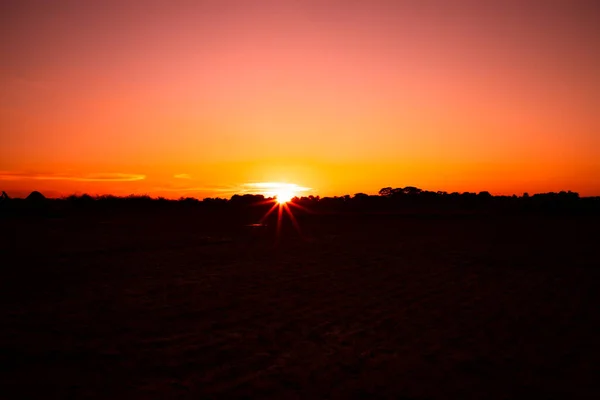 Schöne Landschaft Landschaft Von Dramatischen Bunten Sonnenuntergang — Stockfoto