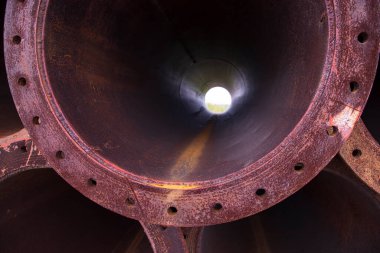 Yakın çekim odaklı paslı demir çelik boru deliği endüstriyel doku arka planı olarak kullanılabilir.