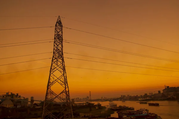 Высоковольтные Электрические Пилоны Красочными Пейзажами После Заката — стоковое фото