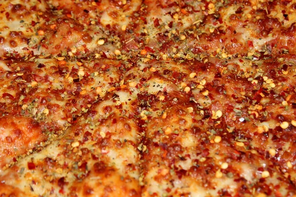 Zbliżenie Pizzy Margherita Dodatkiem Płatków Oregano Chili — Zdjęcie stockowe