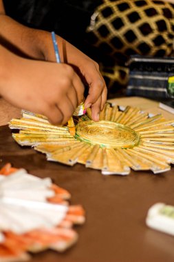 Bir öğrenci sanatını icra ediyor.