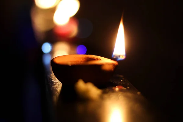 Diwali Diya Com Chama Fundo Borrado — Fotografia de Stock