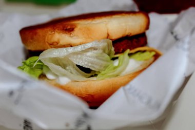 Lahana ve yeşil sebzeli aloo tikki burger.