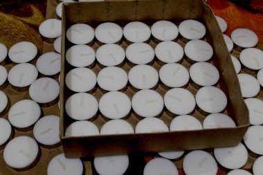 diwali mumları, beyaz gri renkli balmumundan yapılmıştır.