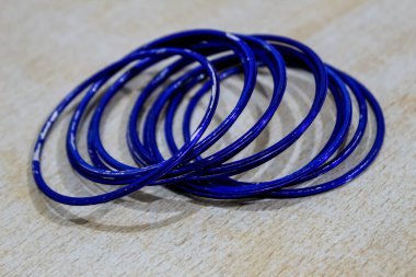 yuvarlak şekil nesne, durgun yaşam, mavi renk bilezik