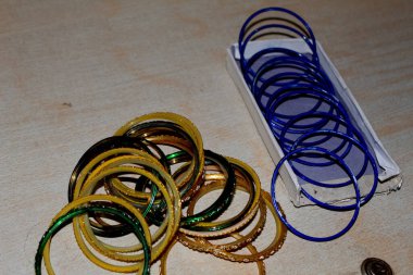 Altın ve mavi renkli yuvarlak bilezikler, manzara