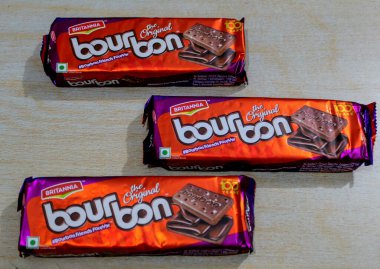 Çikolatalı bisküvilerle dolu burbon bisküvisi paketi.