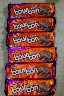 Burbon bisküvi paketleri, lezzetli ve lezzetli çikolata aromalı.