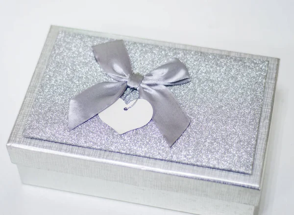 Caja Regalo Color Plata Con Arco Corazón Blanco — Foto de Stock