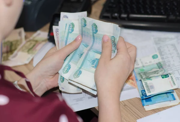 Mulher Segura Suas Mãos Relê Notas Papel Notas 1000 Rublos — Fotografia de Stock