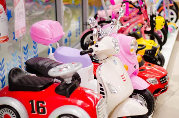 Разноцветные Дети Играют Мотоциклах Витрине Магазина Торговля Детскими Товарами Россия — стоковое фото