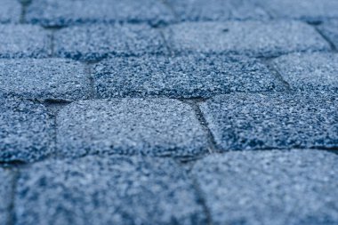 Kaldırım taşlarının arka planı. Kalıplı gri taşlar, yakın plan. Eski taş yol. Yumuşak odak.